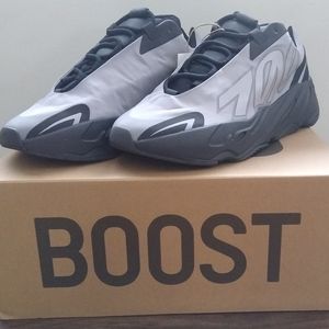 Adidas yeezy 700 metallic